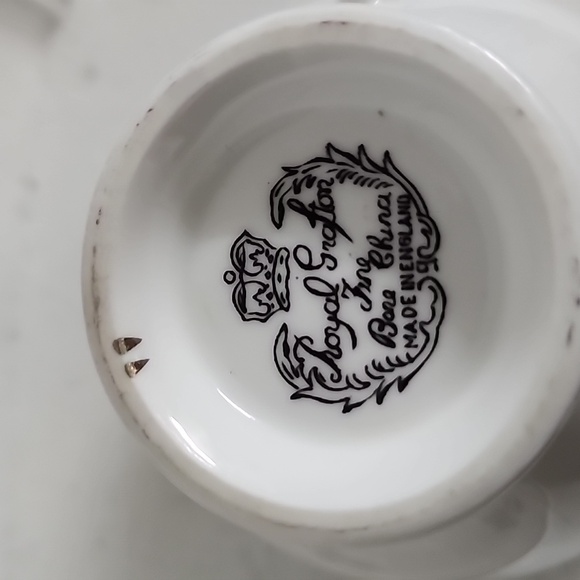 Souvenir Amherst, Nova Scotia china cup and saucer/ bone china provincial - Picture 7 of 7